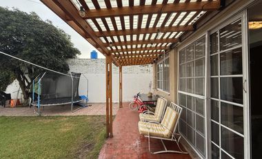 Casa cuatro ambientes jardin pileta cochera a la venta en Bernal