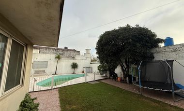 Casa cuatro ambientes jardin pileta cochera a la venta en Bernal