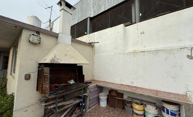 Casa cuatro ambientes jardin pileta cochera a la venta en Bernal