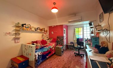 Casa cuatro ambientes jardin pileta cochera a la venta en Bernal