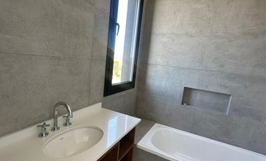 Alquiler Anual Casa a La Laguna en San Benito Villanueva Tigre