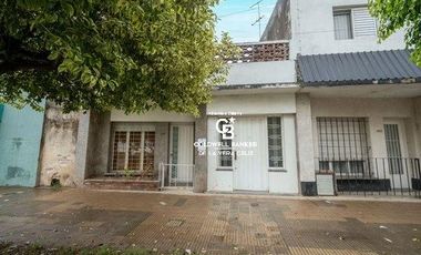 Casa de 2 dormitorios al frente sobre Avenida (P.H)