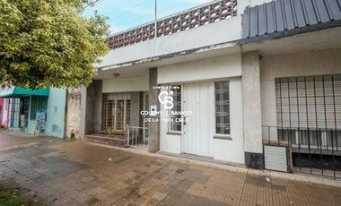 Casa de 2 dormitorios al frente sobre Avenida (P.H)