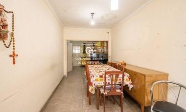 Casa de 2 dormitorios al frente sobre Avenida (P.H)