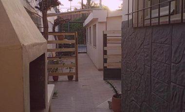 CASA EN EL CENTRO DE COSQUIN DE DOS DORMITORIOS REF 2141A