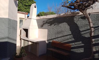 CASA EN EL CENTRO DE COSQUIN DE DOS DORMITORIOS REF 2141A