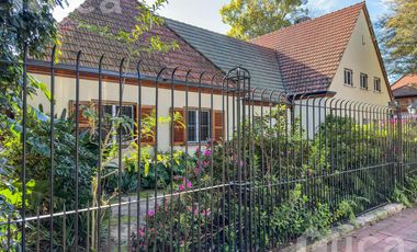 Imponente Casa en alquiler con jardín y pileta  - Beccar