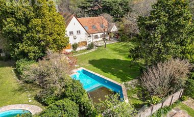 Imponente Casa en alquiler con jardín y pileta  - Beccar