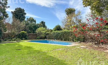 Imponente Casa en alquiler con jardín y pileta  - Beccar