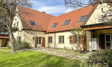 Imponente Casa en alquiler con jardín y pileta  - Beccar