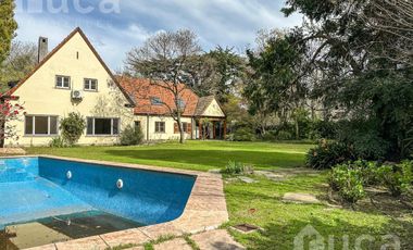 Imponente Casa en alquiler con jardín y pileta  - Beccar