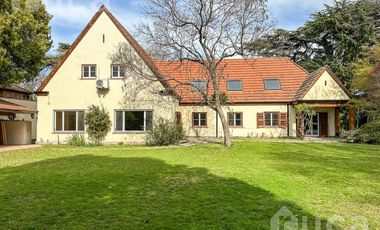 Imponente Casa en alquiler con jardín y pileta  - Beccar