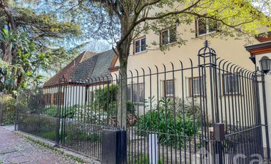Imponente Casa en alquiler con jardín y pileta  - Beccar