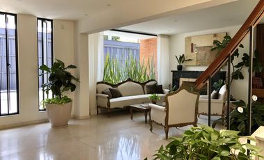 Country Club, gran lujo, 3 recámaras, 5 autos, tiene una casa extra de 2 recámaras en el jardín