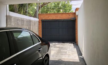 Country Club, gran lujo, 3 recámaras, 5 autos, tiene una casa extra de 2 recámaras en el jardín