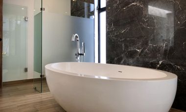 Country Club, gran lujo, 3 recámaras, 5 autos, tiene una casa extra de 2 recámaras en el jardín
