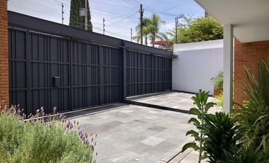 Country Club, gran lujo, 3 recámaras, 5 autos, tiene una casa extra de 2 recámaras en el jardín