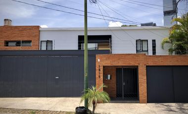 Country Club, gran lujo, 3 recámaras, 5 autos, tiene una casa extra de 2 recámaras en el jardín