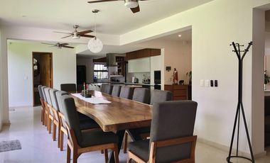 Country Club, gran lujo, 3 recámaras, 5 autos, tiene una casa extra de 2 recámaras en el jardín