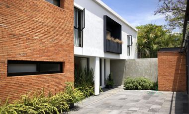 Country Club, gran lujo, 3 recámaras, 5 autos, tiene una casa extra de 2 recámaras en el jardín