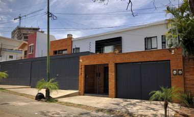 Country Club, gran lujo, 3 recámaras, 5 autos, tiene una casa extra de 2 recámaras en el jardín