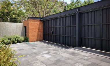 Country Club, gran lujo, 3 recámaras, 5 autos, tiene una casa extra de 2 recámaras en el jardín