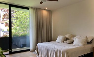 Country Club, gran lujo, 3 recámaras, 5 autos, tiene una casa extra de 2 recámaras en el jardín