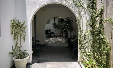 Country Club, gran lujo, 3 recámaras, 5 autos, tiene una casa extra de 2 recámaras en el jardín
