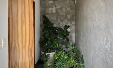 Country Club, gran lujo, 3 recámaras, 5 autos, tiene una casa extra de 2 recámaras en el jardín