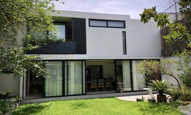 Country Club, gran lujo, 3 recámaras, 5 autos, tiene una casa extra de 2 recámaras en el jardín