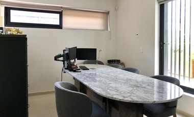 Country Club, gran lujo, 3 recámaras, 5 autos, tiene una casa extra de 2 recámaras en el jardín