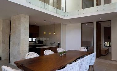 VILLA EN VENTA  EN PLAYA DEL CARMEN 5 RECAMARAS  CON  CANCHA DE PÁDEL Y TENIS.