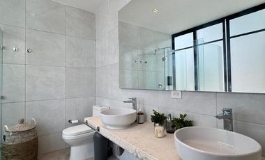 VILLA EN VENTA  EN PLAYA DEL CARMEN 5 RECAMARAS  CON  CANCHA DE PÁDEL Y TENIS.