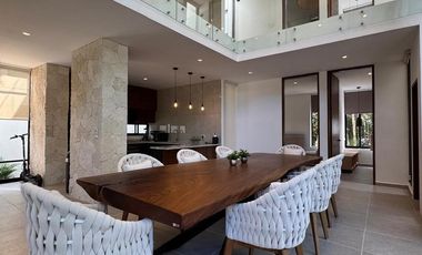 VILLA EN VENTA  EN PLAYA DEL CARMEN 5 RECAMARAS  CON  CANCHA DE PÁDEL Y TENIS.