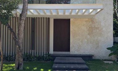VILLA EN VENTA  EN PLAYA DEL CARMEN 5 RECAMARAS  CON  CANCHA DE PÁDEL Y TENIS.