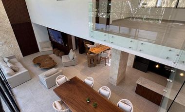 VILLA EN VENTA  EN PLAYA DEL CARMEN 5 RECAMARAS  CON  CANCHA DE PÁDEL Y TENIS.