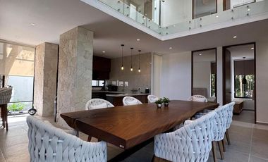 VILLA EN VENTA  EN PLAYA DEL CARMEN 5 RECAMARAS  CON  CANCHA DE PÁDEL Y TENIS.