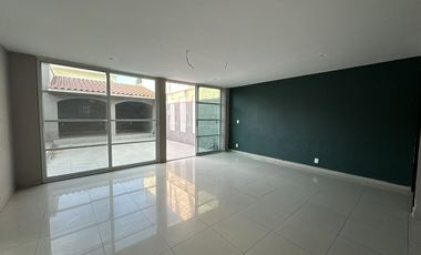 CASA EN VENTA COMO TERRENO IDEAL PARA REMODELAR O EDIFICIO, ESPALDAS DE GALERIAS