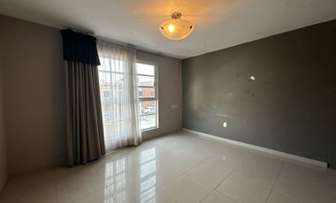 CASA EN VENTA COMO TERRENO IDEAL PARA REMODELAR O EDIFICIO, ESPALDAS DE GALERIAS