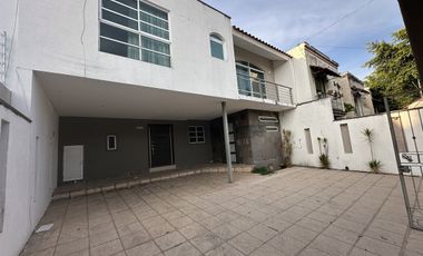 CASA EN VENTA COMO TERRENO IDEAL PARA REMODELAR O EDIFICIO, ESPALDAS DE GALERIAS