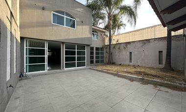 CASA EN VENTA COMO TERRENO IDEAL PARA REMODELAR O EDIFICIO, ESPALDAS DE GALERIAS