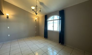 CASA EN VENTA COMO TERRENO IDEAL PARA REMODELAR O EDIFICIO, ESPALDAS DE GALERIAS