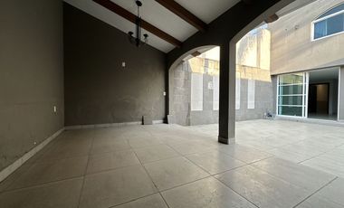 CASA EN VENTA COMO TERRENO IDEAL PARA REMODELAR O EDIFICIO, ESPALDAS DE GALERIAS