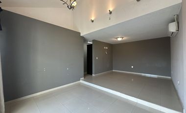 CASA EN VENTA COMO TERRENO IDEAL PARA REMODELAR O EDIFICIO, ESPALDAS DE GALERIAS