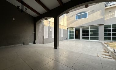 CASA EN VENTA COMO TERRENO IDEAL PARA REMODELAR O EDIFICIO, ESPALDAS DE GALERIAS