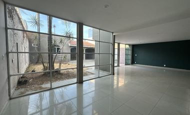 CASA EN VENTA COMO TERRENO IDEAL PARA REMODELAR O EDIFICIO, ESPALDAS DE GALERIAS
