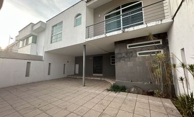 CASA EN VENTA COMO TERRENO IDEAL PARA REMODELAR O EDIFICIO, ESPALDAS DE GALERIAS