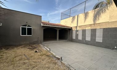 CASA EN VENTA COMO TERRENO IDEAL PARA REMODELAR O EDIFICIO, ESPALDAS DE GALERIAS