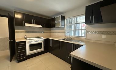 CASA EN VENTA COMO TERRENO IDEAL PARA REMODELAR O EDIFICIO, ESPALDAS DE GALERIAS