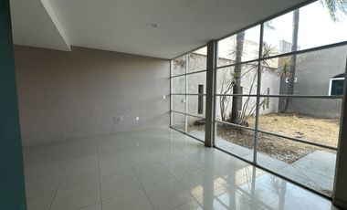 CASA EN VENTA COMO TERRENO IDEAL PARA REMODELAR O EDIFICIO, ESPALDAS DE GALERIAS